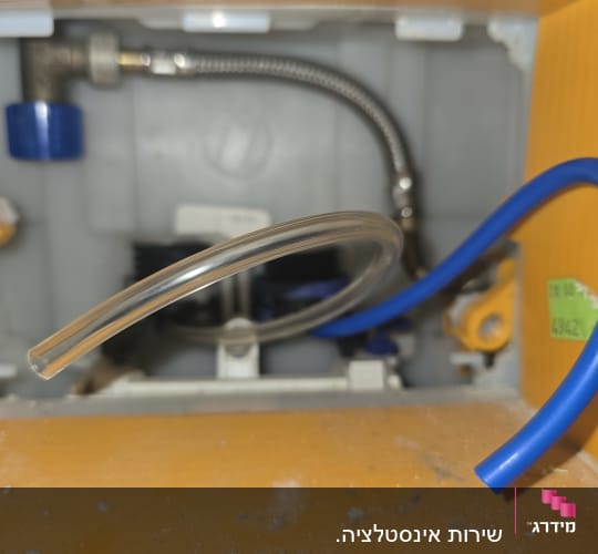 צינורות וחיבורים בתוך קופסה כתומה